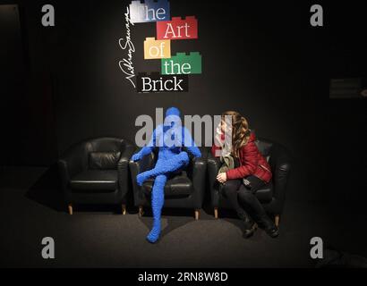 (151106) -- ROMA, 6 novembre 2015 -- Un visitatore scatta una foto con Blue Guy sitting, un'opera dell'artista americano Nathan Sawaya, alla mostra The Art of the Brick a Roma, Italia, il 6 novembre 2015. La mostra, che ha avuto inizio venerdì e durerà fino al prossimo febbraio, presenta circa 70 opere d'arte contemporanea create dall'artista americano Nathan Sawaya con mattoni LEGO. ) ITALY-ROME-ART-EXHIBITION-LEGO JinxYu PUBLICATIONxNOTxINxCHN Roma 6 novembre 2015 un visitatore scatta una foto con Blue Guy seduto ad un'opera dell'artista americano Nathan Sawaya ALLA mostra The Art of the Brick in Rome Ital Foto Stock