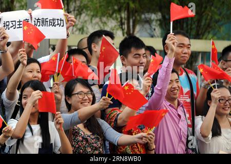 (151107) -- SINGAPORE, 7 novembre 2015 -- i cinesi d'oltremare aspettano la visita del presidente cinese Xi Jinping al China Cultural Center di Singapore 7 novembre 2015. ) SINGAPORE-CHINA CULTURAL CENTER-OVERSEAS CHINESE ThenxChihxWey PUBLICATIONxNOTxINxCHN Singapore 7 novembre 2015 Overseas Chinese Wait for the visit of Chinese President Xi Jinping AT China Cultural Center in Singapore 7 novembre 2015 Singapore China Cultural Center Overseas Chinese ThenxChihxWey PUBLICATIONxNOTxINxCHN Foto Stock