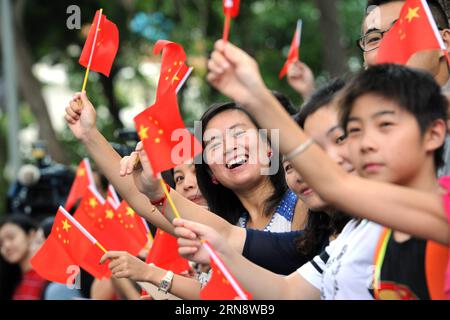 (151107) -- SINGAPORE, 7 novembre 2015 -- i cinesi d'oltremare aspettano la visita del presidente cinese Xi Jinping al China Cultural Center di Singapore 7 novembre 2015. ) SINGAPORE-CHINA CULTURAL CENTER-OVERSEAS CHINESE ThenxChihxWey PUBLICATIONxNOTxINxCHN Singapore 7 novembre 2015 Overseas Chinese Wait for the visit of Chinese President Xi Jinping AT China Cultural Center in Singapore 7 novembre 2015 Singapore China Cultural Center Overseas Chinese ThenxChihxWey PUBLICATIONxNOTxINxCHN Foto Stock