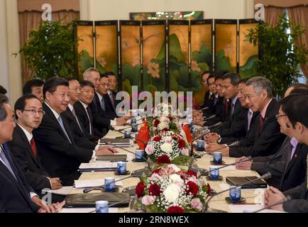 (151107) -- SINGAPORE, 7 novembre 2015 -- il presidente cinese Xi Jinping (3rd L) incontra il primo ministro di Singapore Lee Hsien Loong (3rd R) a Singapore, 7 novembre 2015. ) (wf) SINGAPORE-CHINA-XI JINPING-LEE HSIN LOONG-MEETING LixXueren PUBLICATIONxNOTxINxCHN Singapore 7 novembre 2015 il presidente cinese Xi Jinping 3rd l incontra i primi ministri di Singapore Lee Hsien Loong 3rd r a Singapore 7 novembre 2015 WF Singapore Cina Xi Jinping Lee Hsin Loong Meeting LixXueren PUBLICATIONXNOTxINXINXCHN Foto Stock