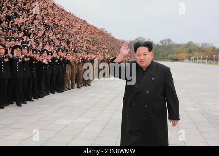 (151107) -- PYONGYANG, 7 novembre 2015 -- foto fornita dalla Korean Central News Agency () il 7 novembre, il 2015 mostra il leader della Repubblica Democratica Popolare di Corea Kim Jong un che tiene una sessione fotografica con i partecipanti alla settima riunione degli ufficiali dell'Educazione militare dell'Esercito Popolare Coreano (KPA) a Pyongyang, nella RPDC. ) RPDC-PYONGYANG-PHOTO SESSION KCNA PUBLICATIONxNOTxINxCHN Pyongyang 7 novembre 2015 foto fornita dalla Korean Central News Agency IL 7 novembre 2015 mostra il leader della Repubblica democratica di Corea Kim Jong un che tiene una sessione fotografica con il Partico Foto Stock