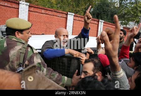 (151108) -- SRINAGAR, 8 novembre 2015 -- l'ingegnere indipendente pro-India Rashid (2nd L) grida slogan come detenuti dalla polizia indiana durante una protesta contro l'uccisione di un giovane a Srinagar, capitale estiva del Kashmir controllato dagli indiani, 8 novembre 2015. Un giovane, vale a dire Gowhar Ahmad Dar, è stato ucciso sabato dopo che la polizia indiana e i paramilitari hanno sparato contro i manifestanti durante gli scontri nel Kashmir controllato dagli indiani, poco dopo che il primo ministro indiano Narendra modi ha concluso la sua visita nella regione di riposo, ha detto la polizia. ) KASHMIR-SRINAGAR-UCCISIONE DELLA PROTESTA GIOVANILE JavedxDar PUBLICATIONxNOTxINxCHN Srina Foto Stock