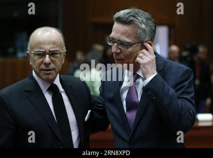 Il ministro degli interni francese Bernard Cazeneuve (L) parla con il ministro degli interni tedesco Thomas de Maiziere durante una riunione di emergenza a livello di ministro sulla crisi dei migranti, presso la sede centrale dell'Unione europea (UE) a Bruxelles, in Belgio, 9 novembre 2015. ) CRISI BELGIO-BRUXELLES-UE-MIGRANTI YexPingfan PUBLICATIONxNOTxINxCHN Ministri degli interni francesi Bernard Cazeneuve l colloqui con i Ministri degli interni tedeschi Thomas de Maizière durante la riunione di EMERGENZA a livello di Ministri SULLA crisi degli immigrati PRESSO la sede centrale dell'Unione europea a Bruxelles Belgio Nov 9 2015 Belgio Bruxelles crisi degli immigrati dell'UE YexPing Foto Stock