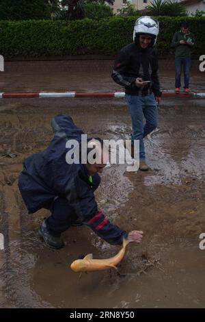 (151110) - GERUSALEMME, - un uomo israeliano cerca di catturare un pesce in una strada allagata dopo forti piogge ad Ashkelon, nel sud di Israele, il 9 novembre 2015. JINI/) ISRAEL-ASHKELON-FLOOD AlbertxSadikov PUBLICATIONxNOTxINxCHN Jerusalem to Israeli Man cerca di catturare un pesce in una strada allagata dopo le piogge pesanti ad Ashkelon nel sud di Israele IL 9 novembre 2015 Jini Israel Ashkelon Flood AlbertxSadikov PUBLICATIONxNOTxINxCHN Foto Stock