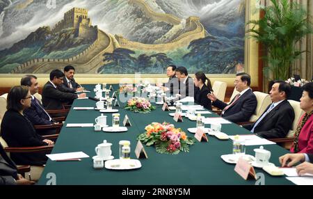 (151110) -- PECHINO, 10 novembre 2015 -- Zhang Dejiang (3rd R), presidente del Comitato permanente del Congresso nazionale del popolo cinese (NPC), tiene colloqui con il presidente dell'Unione interparlamentare Saber Hossain Chowdhury (2nd L) presso la grande sala del popolo di Pechino, capitale della Cina, 10 novembre 2015. )(wjq) CHINA-BEIJING-ZHANG DEJIANG-INTER-PARLAMENTARE UNION-TALKS (CN) ZhangxDuo PUBLICATIONxNOTxINxCHN Pechino 10 novembre 2015 Zhang Dejiang 3° r Presidente del Congresso del Comitato Thing delle celebrità nazionali cinesi NPC tiene colloqui con il Presidente dell'Unione interparlamentare Sabe Foto Stock