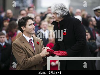 (151111) -- OTTAWA, 11 novembre 2015 -- il primo ministro canadese Justin Trudeau stringe la mano con la Silver Cross madre Sheila Anderson durante le cerimonie del Remembrance Day al National War Memorial di Ottawa, Canada, 11 novembre 2015. ) CANADA-OTTAWA-REMEMBERANCE DAY ChrisxRoussakis PUBLICATIONxNOTxINxCHN 151111 Ottawa Nov 11 2015 i primi ministri canadesi Justin Trudeau stringe le mani con la Croce d'argento madre Sheila Anderson ha detto durante le cerimonie del giorno della memoria AL National WAS Memorial di Ottawa Canada Nov 11 2015 Canada Ottawa Rememberance Day PUBLICATIONxNOTxINxCHN Foto Stock