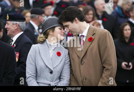 (151111) -- OTTAWA, 11 novembre 2015 -- il primo ministro canadese Justin Trudeau e sua moglie Sophie prendono parte alle cerimonie del Remembrance Day al National War Memorial di Ottawa, Canada, 11 novembre 2015. ) CANADA-OTTAWA-REMEMBERANCE DAY ChrisxRoussakis PUBLICATIONxNOTxINxCHN 151111 Ottawa Nov 11 2015 i primi ministri canadesi Justin Trudeau e sua moglie Sophie prendono parte alle cerimonie del giorno della memoria AL National WAS Memorial di Ottawa Canada Nov 11 2015 Canada Ottawa Rememberance Day PUBLICATIONxNOTxINCHN Foto Stock