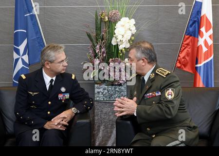 (151111) -- BRATISLAVA, 11 novembre 2015 -- il generale Denis Mercier (L), comandante supremo alleato trasformazione (SACT) della NATO, tiene colloqui con il capo di stato maggiore slovacco delle forze armate slovacche Milan Maxim presso il ministero della difesa slovacco a Bratislava, 11 novembre 2015. ) SLOVACCO-BRATISLAVA-NATO-MEETING AndrejxKlizan PUBLICATIONxNOTxINxCHN 151111 Bratislava Nov 11 2015 generale Denis Mercier l Comandante supremo ALLEATO trasformazione SACT della NATO tiene colloqui con il Capo di Stato maggiore slovacco delle forze armate slovacche Milano Maxim PRESSO il Ministero della difesa slovacco a Bratislava Nov 11 2015 Slovacco Bratislava NATO Foto Stock