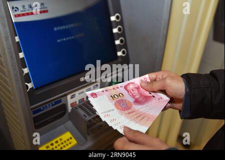 (151112) -- PECHINO, 12 novembre 2015 -- Un residente ritira nuove banconote da 100 yuan dal bancomat presso la filiale di Pechino della Banca di comunicazione a Pechino, capitale della Cina. La banca centrale cinese ha rilasciato una nuova banconota da 100 yuan giovedì. Il design rimane in gran parte lo stesso della serie precedente, ma le nuove banconote sono più difficili da controbattere e più facili da leggere per le macchine. La banconota da 100 yuan è la più grande denominazione della valuta cinese. ) (lfj) CHINA-NEW BANKTE-RELEASE (CN) LixXin PUBLICATIONxNOTxINxCHN Pechino 12 novembre 2015 un residente ritira nuove banconote da 100 Yuan dal bancomat M Foto Stock