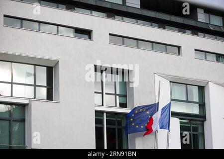 (151114) -- BERLINO, 14 novembre 2015 -- Una bandiera dell'UE e una bandiera nazionale francese sventolano a mezz'asta all'ambasciata francese a Berlino, in Germania, il 14 novembre 2015. Oltre 100 persone sono state uccise in un sequestro di massa in una sala concerti di Parigi venerdì e molte altre sono state temute morte in una serie di bombardamenti e sparatorie. ) GERMANIA-BERLINO-PARIGI-ATTACCO-CONDOGLIANZE Zhangxfan PUBLICATIONxNOTxINxCHN 151114 Berlino 14 novembre 2015 una bandiera dell'UE e una bandiera nazionale francese volano A mezz'asta PRESSO l'ambasciata francese a Berlino Germania IL 14 novembre 2015 oltre 100 celebrità sono state UCCISE in una messa in ostaggio in una sala concerti di Parigi FR Foto Stock