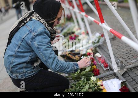 (151114) -- BERLINO, 14 novembre 2015 -- Una donna posa candele fuori dall'ambasciata francese a Berlino, in Germania, il 14 novembre 2015. Oltre 100 persone sono state uccise in un sequestro di massa in una sala concerti di Parigi venerdì e molte altre sono state temute morte in una serie di bombardamenti e sparatorie. ) GERMANY-BERLIN-PARIS-ATTACK-CONDOOLENCE Zhangxfan PUBLICATIONxNOTxINxCHN 151114 Berlin Nov 14 2015 una donna posa candele fuori dall'Ambasciata francese a Berlino Germania IL 14 novembre 2015 oltre 100 celebrità sono state UCCISE in una messa in ostaggio in una sala concerti di Parigi venerdì e MOLTE altre sono state temute morte in una serie di bombi Foto Stock