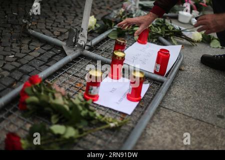 (151114) -- BERLINO, 14 novembre 2015 -- Una donna posa candele fuori dall'ambasciata francese a Berlino, in Germania, il 14 novembre 2015. Oltre 100 persone sono state uccise in un sequestro di massa in una sala concerti di Parigi venerdì e molte altre sono state temute morte in una serie di bombardamenti e sparatorie. ) GERMANY-BERLIN-PARIS-ATTACK-CONDOOLENCE Zhangxfan PUBLICATIONxNOTxINxCHN 151114 Berlin Nov 14 2015 una donna posa candele fuori dall'Ambasciata francese a Berlino Germania IL 14 novembre 2015 oltre 100 celebrità sono state UCCISE in una messa in ostaggio in una sala concerti di Parigi venerdì e MOLTE altre sono state temute morte in una serie di bombi Foto Stock