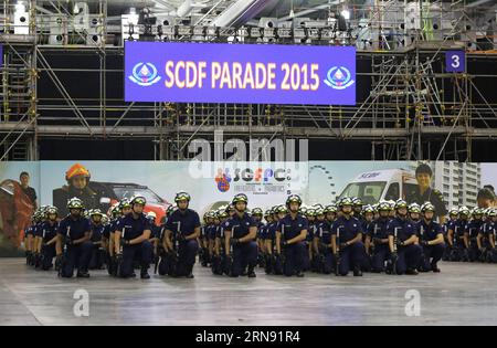 (151114) -- SINGAPORE, 14 novembre 2015 -- foto scattata il 14 novembre 2015 mostra una scena della Singapore-Global Firefighters and Paramedics Challenge a Singapore. Tenuto dalla Singapore Civil Defence Force, il Singapore-Global Firefighters and Paramedics Challenge è entrato nella fase finale sabato. L'evento di quest'anno ha attirato un totale di 15 squadre estere. ) SINGAPORE-VIGILI DEL FUOCO E PARAMEDICI SFIDANO BaoxXuelin PUBLICATIONxNOTxINxCHN 151114 Singapore Nov 14 2015 foto scattata IL 14 novembre 2015 mostra una scena di Singapore Global Firefighters and Paramedics Challenge a Singapore Hero by Singapore Civil Defe Foto Stock