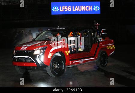 (151114) -- SINGAPORE, 14 novembre 2015 -- foto scattata il 14 novembre 2015 mostra la quinta generazione di Light Fire Attack Vehicle (LFAV), conosciuta come Red Rhino, al Singapore-Global Firefighters and Paramedics Challenge di Singapore. Tenuto dalla Singapore Civil Defence Force, il Singapore-Global Firefighters and Paramedics Challenge è entrato nella fase finale sabato. L'evento di quest'anno ha attirato un totale di 15 squadre estere. ) SINGAPORE-VIGILI DEL FUOCO E PARAMEDICI SFIDANO BaoxXuelin PUBLICATIONxNOTxINxCHN 151114 Singapore Nov 14 2015 foto scattata IL 14 novembre 2015 mostra la Quinta generazione di Fir di luce Foto Stock