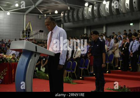 (151114) -- SINGAPORE, 14 novembre 2015 -- il ministro degli affari interni di Singapore e il ministro della legge K Shanmugam (L) osserva un minuto di silenzio per le vittime degli attentati mortali a Parigi, durante la Singapore-Global Firefighters and Paramedics Challenge a Singapore, 14 novembre 2015. ) SINGAPORE-VIGILI DEL FUOCO E PARAMEDICI SFIDA-UN MINUTO DI SILENZIO BaoxXuelin PUBLICATIONxNOTxINxCHN 151114 Singapore Nov 14 2015 i Ministri degli interni e i Ministri della legge di Singapore K Shanmugam l osserva un silenzio di un minuto per le vittime degli attentati mortali a Parigi durante Singapore Global Firef Foto Stock