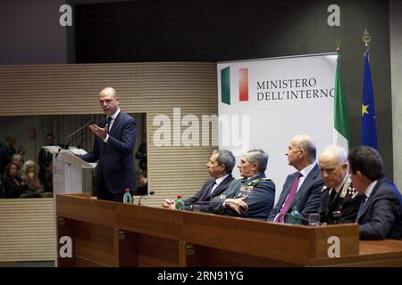 (151114) -- ROMA, 14 novembre 2015 -- il ministro dell'interno italiano Angelino Alfano (L) interviene durante una conferenza stampa dopo un incontro speciale a Roma, in Italia, 14 novembre 2015. A seguito dei mortali attentati terroristici a Parigi, il governo italiano ha innalzato il livello di allerta a due, il che significa che le forze militari speciali sono pronte ad intervenire immediatamente in caso di necessità, secondo Alfano. ) (Zjy) ITALY-ROME-ALERT LEVEL-RAISE JinxYu PUBLICATIONxNOTxINxCHN Terroranschläge in Paris - Italien erhöht Sicherheitsstufe 151114 Roma Nov 14 2015 i Ministri degli interni italiani Angelino Alfano l interviene durante una conferenza stampa Foto Stock