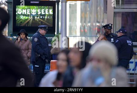 (151114) -- NEW YORK, 14 novembre 2015 -- gli agenti di polizia stanno di guardia a Times Square a Manhattan, New York City, Stati Uniti, 14 novembre 2015. Il NYPD Counterterrorism Response Command (CRC), il Critical Response Group (SRG) e le squadre dell'operazione Hercules sono state inviate in aree affollate della città come precauzione dopo che la serie mortale di attacchi ha colpito Parigi venerdì sera. ) U.S.-NEW YORK-SECURITY-STEPPING UP WangxLei PUBLICATIONxNOTxINxCHN Terroranschläge a Parigi - Erhöhte Sicherheitsvorkehrungen a New York 151114 New York Nov 14 2015 agenti di polizia stanno di guardia nel Foto Stock