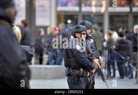 (151114) -- NEW YORK, 14 novembre 2015 -- due poliziotti armati della polizia di New York stanno di guardia vicino al 9/11 Memorial Museum a Manhattan, New York City, Stati Uniti, 14 novembre 2015. Il NYPD Counterterrorism Response Command (CRC), il Critical Response Group (SRG) e le squadre dell'operazione Hercules sono state inviate in aree affollate della città come precauzione dopo che la serie mortale di attacchi ha colpito Parigi venerdì sera. ) U.S.-NEW YORK-SECURITY-STEPPING UP WangxLei PUBLICATIONxNOTxINxCHN Terroranschläge in Paris - Erhöhte Sicherheitsvorkehrungen in New York 151114 New York Nov 14 2015 Two NYPD Foto Stock