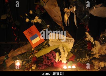 (151114) -- ATENE, 14 novembre 2015 -- foto scattata il 14 novembre 2015 mostra fiori e candele che i greci hanno messo di fronte all'ambasciata di Francia ad Atene per rendere omaggio alle vittime di una serie di attacchi avvenuti a Parigi venerdì sera. ) GRECIA-ATENE-PARIGI-ATTACCHI-CONDOGLIANZE MariosxLolos PUBLICATIONxNOTxINxCHN 151114 Atene Nov 14 2015 foto scattata IL 14 novembre 2015 mostra Fiori e candele che le celebrità greche hanno messo di fronte all'Ambasciata di Francia ad Atene per rendere omaggio alle vittime di una serie di attacchi Thatcher è accaduto a Parigi IL venerdì sera Grecia Atene Parigi attacca Cond Foto Stock