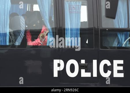 (151115) -- PECHINO, 10 novembre 2015 -- i sospetti coinvolti in casi di truffa nel settore delle telecomunicazioni sono scortati a un veicolo della polizia presso l'aeroporto internazionale di Hangzhou Xiaoshan a Hangzhou, capitale della provincia dello Zhejiang della Cina orientale, 10 novembre 2015. Secondo il Ministero della pubblica sicurezza, il 10 novembre in Cina sono stati inviati in totale 254 sospetti provenienti dalla Cina continentale, coinvolti in casi di truffa nel settore delle telecomunicazioni, dall'Indonesia e dalla Cambogia. I sospettati sono coinvolti in più di 4.000 frodi transnazionali nel settore delle telecomunicazioni relative a oltre 20 aree provinciali e Hong Kong, i minis Foto Stock