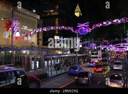 (151115) -- SINGAPORE, 14 novembre 2015 -- foto scattata il 14 novembre 2015 mostra le luci natalizie a Orchard Road a Singapore. A tema il Natale in Una grande strada , la luce natalizia di quest'anno sarà esposta dal 14 novembre 2015 al 3 gennaio 2016. I visitatori potranno festeggiare le festività in un'atmosfera di allegria. ) SINGAPORE-ORCHARD ROAD-CHRISTMAS LIGHTS BaoxXuelin PUBLICATIONxNOTxINxCHN Singapore Nov 14 2015 foto scattata IL 14 novembre 2015 mostra le luci di Natale ALLA Orchard Road di Singapore a tema IL Natale SU una grande strada di quest'anno La luce di Natale sarà disponibile Foto Stock