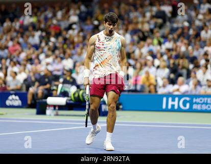 Flushing Meadow, dichiarato United. 31 agosto 2023. Carlos Alcaraz, spagnolo, festeggia dopo aver vinto un punto su Lloyd Harris del Sudafrica prima di sconfiggere Harris in set consecutivi nel loro secondo turno all'Arthur Ashe Stadium agli US Open Tennis Championships 2023 all'USTA Billie Jean King National Tennis Center giovedì 31 agosto, 2023 a New York. Foto di John Angelillo/UPI Credit: UPI/Alamy Live News Foto Stock