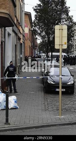 (151116) -- BRUXELLES, 16 novembre 2015 -- la polizia belga partecipa a un'operazione contro diversi sospetti negli attentati di Parigi a Bruxelles, in Belgio, il 16 novembre 2015. ) BELGIO-BRUXELLES-OPERAZIONE YexPingfan PUBLICATIONxNOTxINxCHN Bruxelles 16 novembre 2015 la polizia belga partecipa all'operazione contro diversi sospetti degli attacchi di Parigi a Bruxelles Belgio IL 16 novembre 2015 Belgio Bruxelles operazione YexPingfan PUBLICATIONxNOTxINxCHN Foto Stock