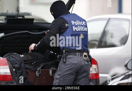 (151116) -- BRUSSELS, Nov. 16, 2015 -- A Belgian policeman is seen in an operation at district of Molenbeek in Brussels, Belgium, on Nov. 16, 2015. One man was arrested in the Brussels district of Molenbeek on Monday in a major police operation following Friday s terrorist attacks in Paris, local media reported. ) (cl) BELGIUM-BRUSSELS-OPERATION YexPingfan PUBLICATIONxNOTxINxCHN   Brussels Nov 16 2015 a Belgian Policeman IS Lakes in to Operation AT District of MOLENBEEK in Brussels Belgium ON Nov 16 2015 One Man what Arrested in The Brussels District of MOLENBEEK ON Monday in a Major Police Op Foto Stock