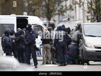 (151116) -- BRUXELLES, 16 novembre 2015 -- la polizia belga partecipa a un'operazione nel distretto di Molenbeek a Bruxelles, in Belgio, il 16 novembre 2015. Un uomo è stato arrestato lunedì nel quartiere di Molenbeek a Bruxelles in un'importante operazione di polizia a seguito degli attentati terroristici di venerdì a Parigi, hanno riferito i media locali ). (cl) BELGIO-BRUXELLES-OPERAZIONE YexPingfan PUBLICATIONxNOTxINxCHN Bruxelles 16 novembre 2015 la polizia belga partecipa all'operazione NEL distretto di MOLENBEEK a Bruxelles Belgio IL 16 novembre 2015 One Man What Arrested nel distretto di Bruxelles di MOLENBEEK IL lunedì in una grande operazione di polizia Foto Stock