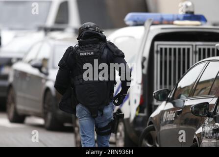 (151116) -- BRUSSELS, Nov. 16, 2015 -- A Belgian policeman is seen in an operation at district of Molenbeek in Brussels, Belgium, on Nov. 16, 2015. One man was arrested in the Brussels district of Molenbeek on Monday in a major police operation following Friday s terrorist attacks in Paris, local media reported. ) (cl) BELGIUM-BRUSSELS-OPERATION YexPingfan PUBLICATIONxNOTxINxCHN   Brussels Nov 16 2015 a Belgian Policeman IS Lakes in to Operation AT District of MOLENBEEK in Brussels Belgium ON Nov 16 2015 One Man what Arrested in The Brussels District of MOLENBEEK ON Monday in a Major Police Op Foto Stock