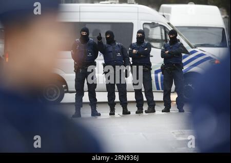(151116) -- BRUXELLES, 16 novembre 2015 -- la polizia belga partecipa a un'operazione nel distretto di Molenbeek a Bruxelles, in Belgio, il 16 novembre 2015. Un uomo è stato arrestato lunedì nel quartiere di Molenbeek a Bruxelles in un'importante operazione di polizia a seguito degli attentati terroristici di venerdì a Parigi, hanno riferito i media locali ). (cl) BELGIO-BRUXELLES-OPERAZIONE YexPingfan PUBLICATIONxNOTxINxCHN Bruxelles 16 novembre 2015 la polizia belga partecipa all'operazione NEL distretto di MOLENBEEK a Bruxelles Belgio IL 16 novembre 2015 One Man What Arrested nel distretto di Bruxelles di MOLENBEEK IL lunedì in una grande operazione di polizia Foto Stock