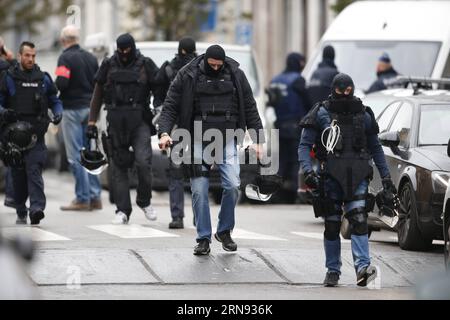 (151116) -- BRUXELLES, 16 novembre 2015 -- la polizia belga partecipa a un'operazione nel distretto di Molenbeek a Bruxelles, in Belgio, il 16 novembre 2015. Un uomo è stato arrestato lunedì nel quartiere di Molenbeek a Bruxelles in un'importante operazione di polizia a seguito degli attentati terroristici di venerdì a Parigi, hanno riferito i media locali ). (cl) BELGIO-BRUXELLES-OPERAZIONE YexPingfan PUBLICATIONxNOTxINxCHN Bruxelles 16 novembre 2015 la polizia belga partecipa all'operazione NEL distretto di MOLENBEEK a Bruxelles Belgio IL 16 novembre 2015 One Man What Arrested nel distretto di Bruxelles di MOLENBEEK IL lunedì in una grande operazione di polizia Foto Stock