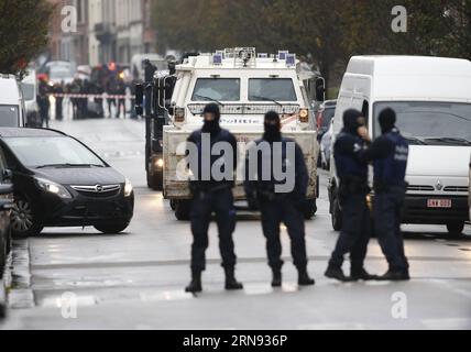 (151116) -- BRUXELLES, 16 novembre 2015 -- la polizia belga partecipa a un'operazione nel distretto di Molenbeek a Bruxelles, in Belgio, il 16 novembre 2015. Un uomo è stato arrestato lunedì nel quartiere di Molenbeek a Bruxelles in un'importante operazione di polizia a seguito degli attentati terroristici di venerdì a Parigi, hanno riferito i media locali ). (cl) BELGIO-BRUXELLES-OPERAZIONE YexPingfan PUBLICATIONxNOTxINxCHN Bruxelles 16 novembre 2015 la polizia belga partecipa all'operazione NEL distretto di MOLENBEEK a Bruxelles Belgio IL 16 novembre 2015 One Man What Arrested nel distretto di Bruxelles di MOLENBEEK IL lunedì in una grande operazione di polizia Foto Stock