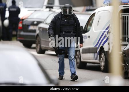 (151116) -- BRUSSELS, Nov. 16, 2015 -- A Belgian policeman is seen in an operation at district of Molenbeek in Brussels, Belgium, on Nov. 16, 2015. One man was arrested in the Brussels district of Molenbeek on Monday in a major police operation following Friday s terrorist attacks in Paris, local media reported. ) (cl) BELGIUM-BRUSSELS-OPERATION YexPingfan PUBLICATIONxNOTxINxCHN   Brussels Nov 16 2015 a Belgian Policeman IS Lakes in to Operation AT District of MOLENBEEK in Brussels Belgium ON Nov 16 2015 One Man what Arrested in The Brussels District of MOLENBEEK ON Monday in a Major Police Op Foto Stock