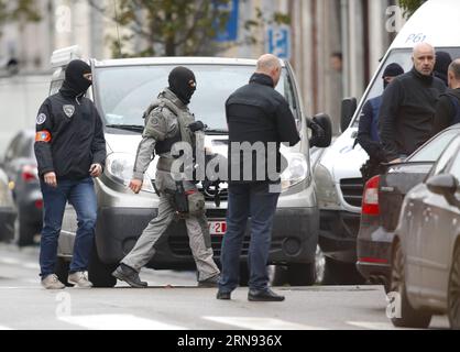 (151116) -- BRUXELLES, 16 novembre 2015 -- la polizia belga partecipa a un'operazione nel distretto di Molenbeek a Bruxelles, in Belgio, il 16 novembre 2015. Un uomo è stato arrestato lunedì nel quartiere di Molenbeek a Bruxelles in un'importante operazione di polizia a seguito degli attentati terroristici di venerdì a Parigi, hanno riferito i media locali ). (cl) BELGIO-BRUXELLES-OPERAZIONE YexPingfan PUBLICATIONxNOTxINxCHN Bruxelles 16 novembre 2015 la polizia belga partecipa all'operazione NEL distretto di MOLENBEEK a Bruxelles Belgio IL 16 novembre 2015 One Man What Arrested nel distretto di Bruxelles di MOLENBEEK IL lunedì in una grande operazione di polizia Foto Stock