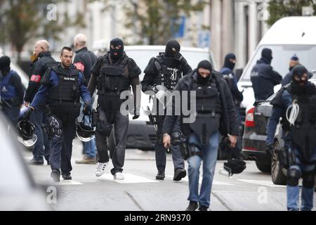 (151116) -- BRUXELLES, 16 novembre 2015 -- la polizia belga partecipa a un'operazione nel distretto di Molenbeek a Bruxelles, in Belgio, il 16 novembre 2015. Un uomo è stato arrestato lunedì nel quartiere di Molenbeek a Bruxelles in un'importante operazione di polizia a seguito degli attentati terroristici di venerdì a Parigi, hanno riferito i media locali ). (cl) BELGIO-BRUXELLES-OPERAZIONE YexPingfan PUBLICATIONxNOTxINxCHN Bruxelles 16 novembre 2015 la polizia belga partecipa all'operazione NEL distretto di MOLENBEEK a Bruxelles Belgio IL 16 novembre 2015 One Man What Arrested nel distretto di Bruxelles di MOLENBEEK IL lunedì in una grande operazione di polizia Foto Stock