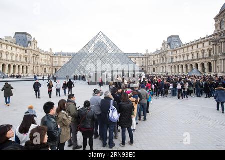 PARIGI, i turisti fanno la fila davanti all'ingresso della Piramide del Museo del Louvre che riapre a Parigi, capitale della Francia, 16 novembre 2015. Parigi ha riaperto molti dei suoi iconici siti culturali e turistici lunedì a seguito di una chiusura temporanea in risposta agli attacchi terroristici del 13 novembre. ) FRANCE-PARIS-LANDMARKS-REOPEN XuxJinquan PUBLICATIONxNOTxINxCHN Paris Tourist Queue di fronte al Louvre Museum Pyramid S Entrance mentre riapre a Parigi capitale della Francia 16 novembre 2015 Parigi ha riaperto MOLTI dei suoi iconici siti culturali e turistici lunedì dopo una chiusura temporanea in risposta al terrorismo Foto Stock