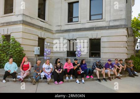 Bloomington, USA. 8 settembre 2016. BLOOMINGTON, INDIANA - 31 AGOSTO: I membri della comunità si riuniscono presso il tribunale della contea di Monroe per la giornata internazionale di sensibilizzazione sull'overdose il 31 agosto 2023. ( Credit: Jeremy Hogan/Alamy Live News Foto Stock