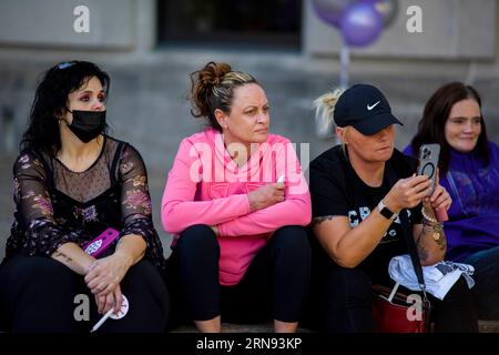 Bloomington, USA. 8 settembre 2016. BLOOMINGTON, INDIANA - 31 AGOSTO: I membri della comunità si riuniscono presso il tribunale della contea di Monroe per la giornata internazionale di sensibilizzazione sull'overdose il 31 agosto 2023. ( Credit: Jeremy Hogan/Alamy Live News Foto Stock