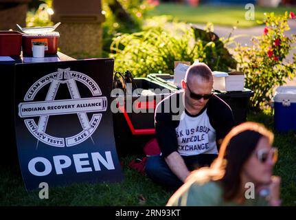 Bloomington, USA. 8 settembre 2016. BLOOMINGTON, INDIANA - 31 AGOSTO: I membri della comunità si riuniscono presso il tribunale della contea di Monroe per la giornata internazionale di sensibilizzazione sull'overdose il 31 agosto 2023. ( Credit: Jeremy Hogan/Alamy Live News Foto Stock