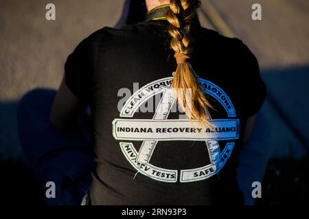 Bloomington, USA. 8 settembre 2016. BLOOMINGTON, INDIANA - 31 AGOSTO: I membri della comunità si riuniscono presso il tribunale della contea di Monroe per la giornata internazionale di sensibilizzazione sull'overdose il 31 agosto 2023. ( Credit: Jeremy Hogan/Alamy Live News Foto Stock