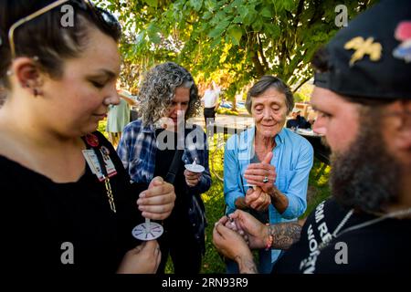 Bloomington, USA. 8 settembre 2016. BLOOMINGTON, INDIANA - 31 AGOSTO: I membri della comunità si riuniscono presso il tribunale della contea di Monroe per la giornata internazionale di sensibilizzazione sull'overdose il 31 agosto 2023. ( Credit: Jeremy Hogan/Alamy Live News Foto Stock