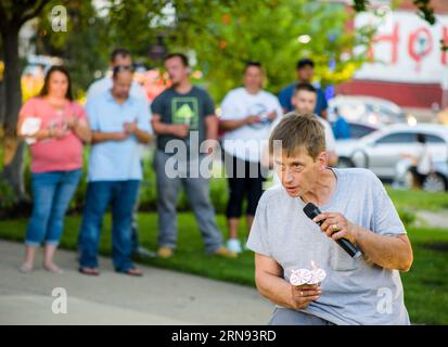 Bloomington, USA. 8 settembre 2016. BLOOMINGTON, INDIANA - 31 AGOSTO: I membri della comunità si riuniscono presso il tribunale della contea di Monroe per la giornata internazionale di sensibilizzazione sull'overdose il 31 agosto 2023. ( Credit: Jeremy Hogan/Alamy Live News Foto Stock