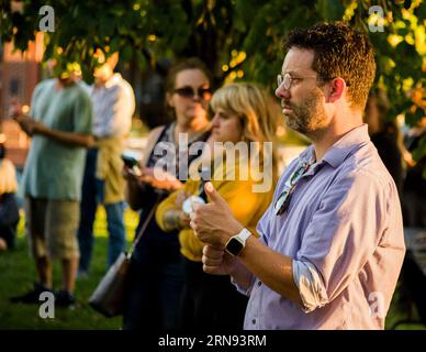 Bloomington, USA. 8 settembre 2016. BLOOMINGTON, INDIANA - 31 AGOSTO: I membri della comunità si riuniscono presso il tribunale della contea di Monroe per la giornata internazionale di sensibilizzazione sull'overdose il 31 agosto 2023. ( Credit: Jeremy Hogan/Alamy Live News Foto Stock