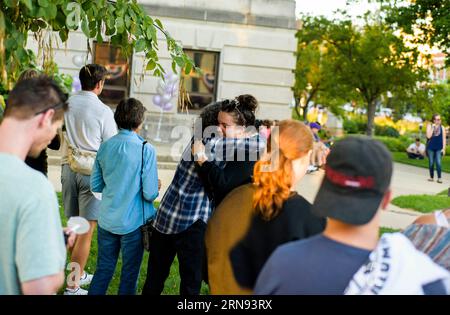 Bloomington, USA. 8 settembre 2016. BLOOMINGTON, INDIANA - 31 AGOSTO: I membri della comunità si riuniscono presso il tribunale della contea di Monroe per la giornata internazionale di sensibilizzazione sull'overdose il 31 agosto 2023. ( Credit: Jeremy Hogan/Alamy Live News Foto Stock