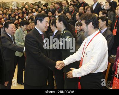 (151117) -- PECHINO, 17 novembre 2015 -- Liu Qibao (L, fronte), membro dell'Ufficio politico del Comitato centrale del Partito Comunista Cinese (PCC) e capo del Dipartimento della pubblicità del Comitato centrale del PCC, stringe la mano a un delegato che partecipa al 10° congresso nazionale della Chinese Dancers Association a Pechino, capitale della Cina, 17 novembre 2015. ) (dhf) CHINA-BEIJING-LIU QIBAO-CHINESE DANCERS ASSOCIATION (CN) DingxLin PUBLICATIONxNOTxINxCHN Pechino 17 novembre 2015 Liu Qibao l Front membro dell'Ufficio politico del Comitato centrale del PCC del Partito Comunista Cinese e capo del TH Foto Stock