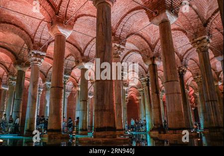 (230901) -- ISTANBUL, 1 settembre 2023 (Xinhua) -- questa foto scattata il 29 agosto 2023 mostra colonne di marmo alla Cisterna Basilica di Istanbul, T¨¹rkiye. Dopo due anni di arduo restauro e consolidamento, la Cisterna Basilica, un bacino artificiale sotterraneo bizantino di 1.500 anni, finalmente ha le sue bellezze nascoste e le storie dietro la sua formazione portate alla luce. Conosciuta per un'enorme camera sotterranea sostenuta da colonne di marmo, la cisterna, conosciuta anche come il Palazzo sommerso, si trova sull'antica penisola di Istanbul, un tempo capitale dell'Impero bizantino. PER ANDARE CON 'Feature: Due anni res Foto Stock