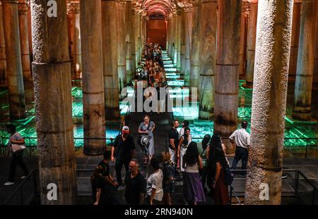 (230901) -- ISTANBUL, 1 settembre 2023 (Xinhua) -- questa foto scattata il 29 agosto 2023 mostra i turisti che visitano la Cisterna Basilica di Istanbul, T¨¹rkiye. Dopo due anni di arduo restauro e consolidamento, la Cisterna Basilica, un bacino artificiale sotterraneo bizantino di 1.500 anni, finalmente ha le sue bellezze nascoste e le storie dietro la sua formazione portate alla luce. Conosciuta per un'enorme camera sotterranea sostenuta da colonne di marmo, la cisterna, conosciuta anche come il Palazzo sommerso, si trova sull'antica penisola di Istanbul, un tempo capitale dell'Impero bizantino. PER ANDARE CON 'Feature: Due anni res Foto Stock