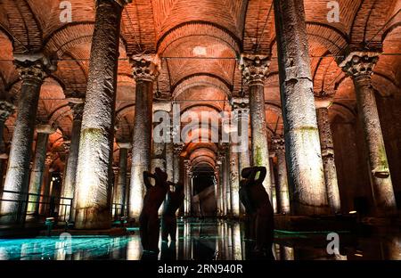 (230901) -- ISTANBUL, 1 settembre 2023 (Xinhua) -- questa foto scattata il 29 agosto 2023 mostra la Cisterna Basilica di Istanbul, T¨¹rkiye. Dopo due anni di arduo restauro e consolidamento, la Cisterna Basilica, un bacino artificiale sotterraneo bizantino di 1.500 anni, finalmente ha le sue bellezze nascoste e le storie dietro la sua formazione portate alla luce. Conosciuta per un'enorme camera sotterranea sostenuta da colonne di marmo, la cisterna, conosciuta anche come il Palazzo sommerso, si trova sull'antica penisola di Istanbul, un tempo capitale dell'Impero bizantino. PER ANDARE CON 'caratteristica: Due anni di restauro rivela t Foto Stock