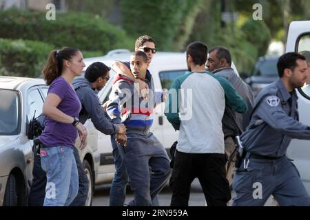 (151119) -- GERUSALEMME, 19 novembre 2015 -- la polizia israeliana cattura un uomo sospetto per verificare se ha collegamenti con un attacco di pugnalato vicino alla scena dell'attacco a Tel Aviv, Israele, il 19 novembre 2015. Un palestinese con un coltello in pugnalato ha ucciso due uomini israeliani e ne ha ferito un altro giovedì in una cappella sul lungomare di Tel Aviv. La polizia ha identificato il sospetto come un palestinese di 24 anni proveniente dalla Cisgiordania dura, un villaggio a sud-ovest di Hebron. Il suo nome non è stato immediatamente pubblicato, ma Channel 2 TV news ha riferito di non avere precedenti registrazioni di coinvolgimento in atti di terrore. ISRAEL-TEL Foto Stock